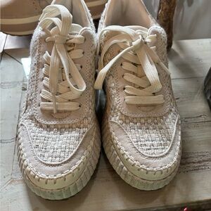 Universal Threads Women's white Casual Sneakers